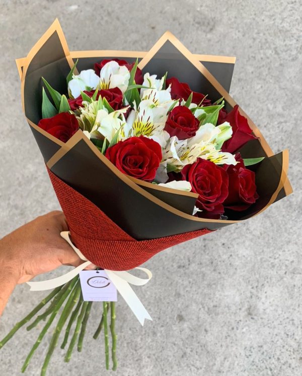 Ramo de Rosas rojas y Astromelia