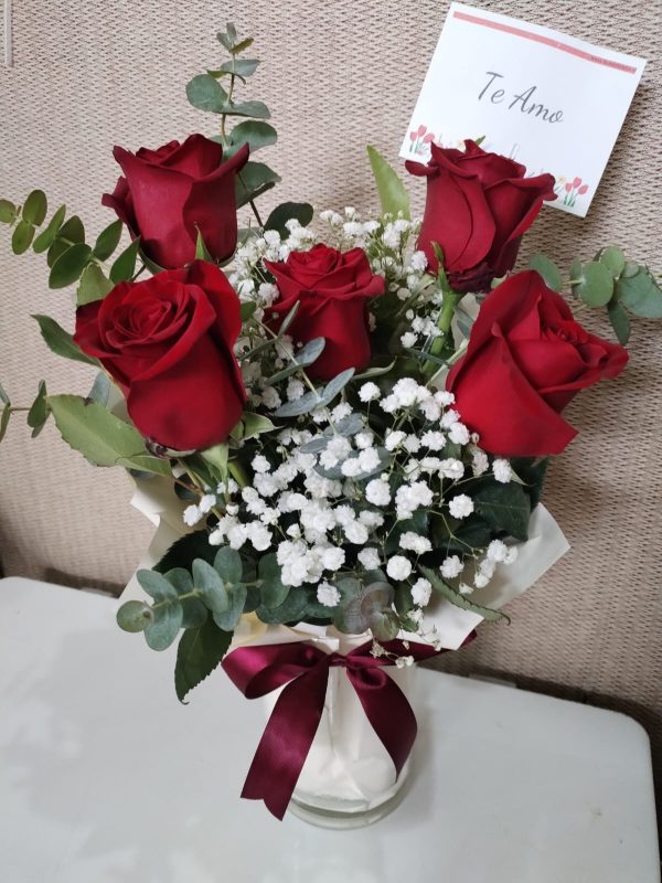 Florero frontal de Rosas y Gypsophilia