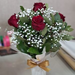 Florero de Rosas y Gypsophilia